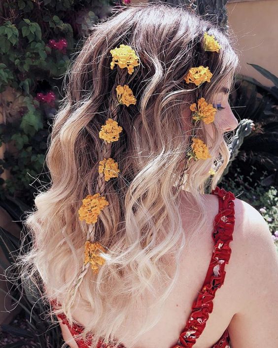 kwiaty we włosach