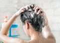 Porady pod prysznicem, aby uniknąć wypadania włosów