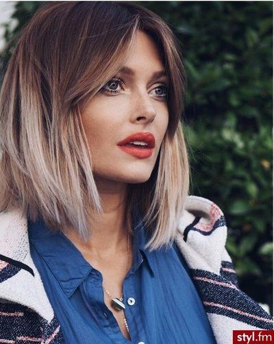 Brązowy bob ombre z blond końcówkami Falowany brązowy bob ombre z jasnymi blond końcówkami