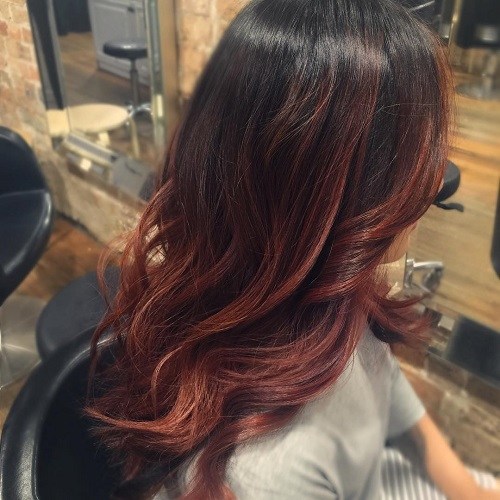 Mahoniowy balayage na długich włosach Długie ciemne włosy z czerwonym mahoniowym balayage
