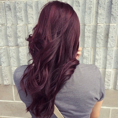 Długie warstwowe włosy w ciemnym mahoniu Długie mahoniowe włosy z warstwami i luźnymi falami