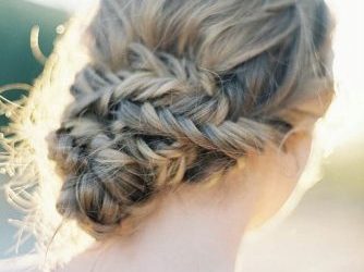 21 uroczych i eleganckich fryzur warkoczowych