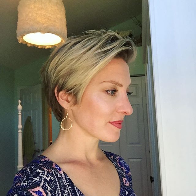 Blond asymetryczne pixie z dłuższą górą Blond asymetryczne pixie z dłuższym zaczesanym przodem
