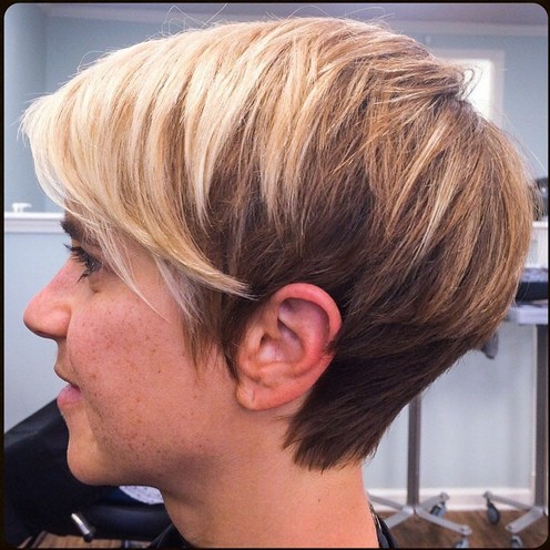 Blond pixie z długą boczną grzywką Blond pixie z długą grzywką i pasemkami zaczesanymi na bok