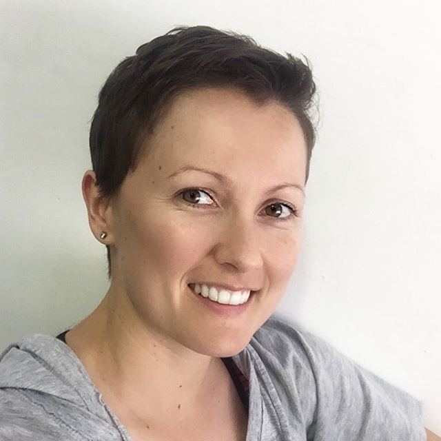 Bardzo krótkie naturalne pixie Bardzo krótkie brązowe pixie z delikatnie dłuższą górą