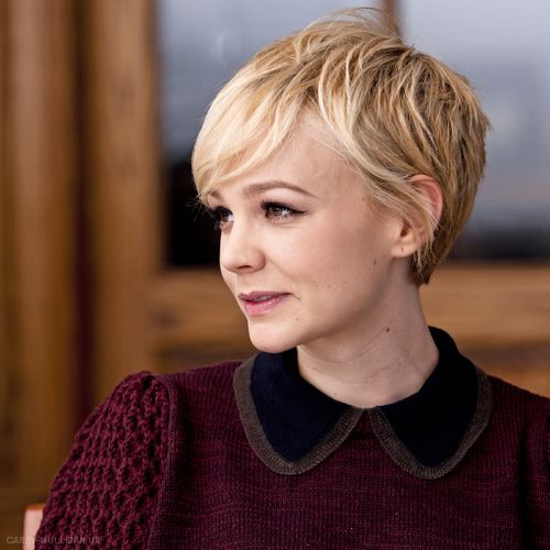 Lekkie blond pixie z boczną grzywką Blond warstwowe pixie z lekką boczną grzywką