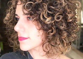 Bezwzględnie piękne fryzury dla kręconych włosów