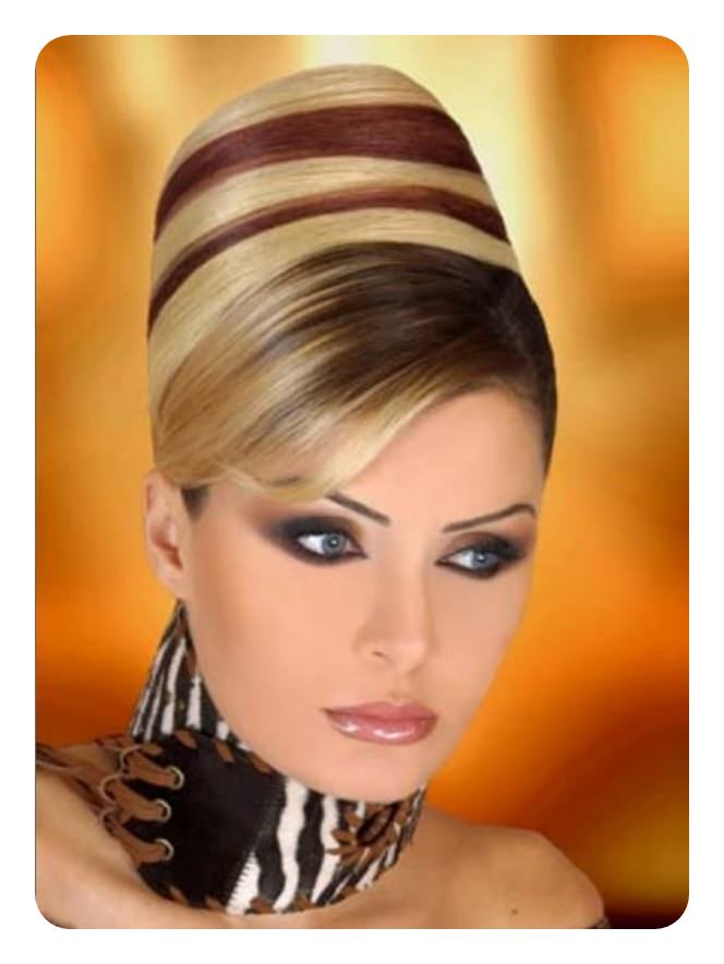 Eleganckie fryzury Beehive dla kobiet (11) Elegancka fryzura Beehive z pasemkami w blond i brąz.