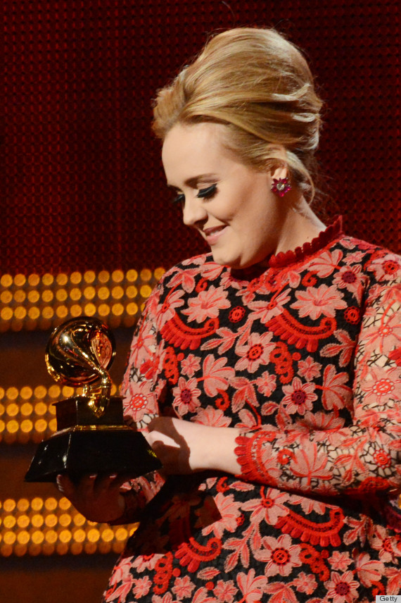 The 55th Annual GRAMMY Awards – Show Elegancka kobieta z updo w stylu Beehive trzyma nagrodę na scenie.