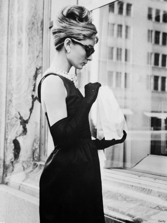 Lunch on Fifth Avenue Elegancka kobieta w stylowej fryzurze Beehive i okularach przeciwsłonecznych.