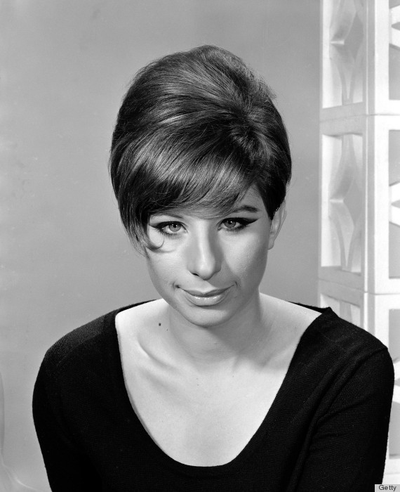 Portrait Of American Singer And Actress Barbra Streisand, 1964 Elegancka fryzura Beehive na krótkich włosach dla kobiet.