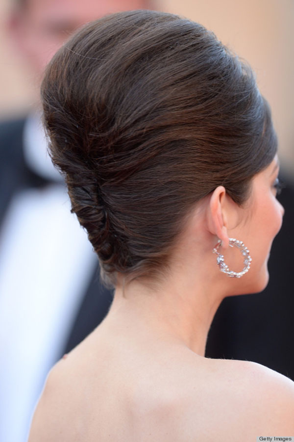 ’Blood Ties’ Premiere – The 66th Annual Cannes Film Festival Elegancka fryzura Beehive na kobiecie z upięciem i dużymi kolczykami.