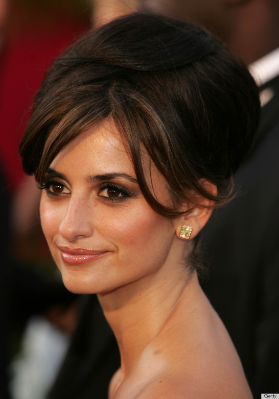77th Annual Academy Awards – Arrivals Elegancka fryzura Beehive dla kobiet na specjalne okazje.
