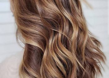 Karmelowe akcenty na jasnych i ciemnobrązowych włosach