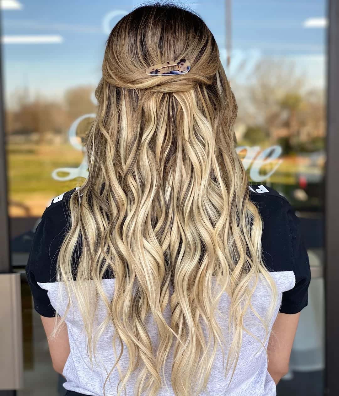 Plecione półupięcie na długich blond włosach Długie blond fale z delikatnym plecionym półupięciem