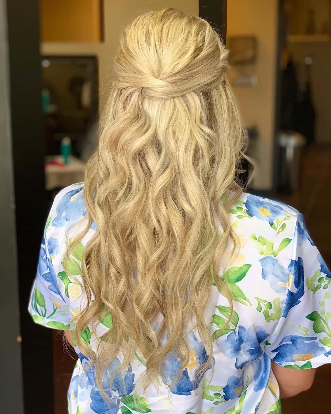 Blond fale z wysokim półkokiem Długie falowane blond włosy zebrane w luźny półkok
