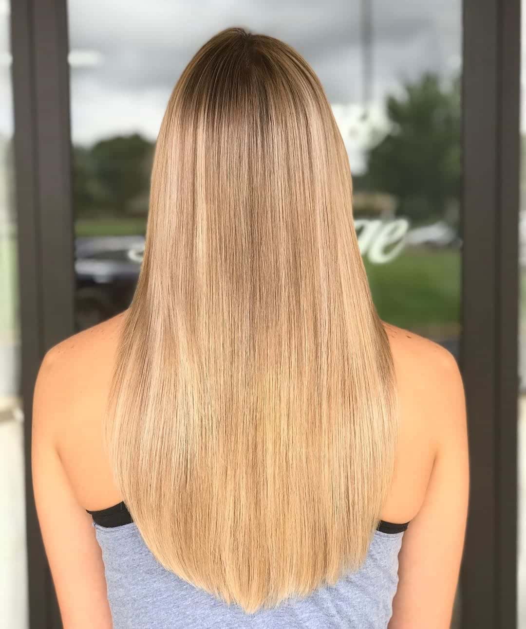 Długie proste włosy w naturalnym blondzie Długie proste blond włosy z równymi pełnymi końcówkami