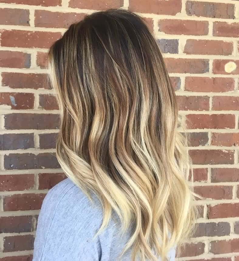 Falowana fryzura do ramion z blond ombre Falowane włosy do ramion z ciemną nasadą i blond ombre