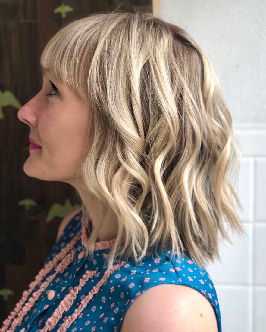 Blond bob do ramion z miękkimi falami Falowany blond bob do ramion z jasnymi refleksami