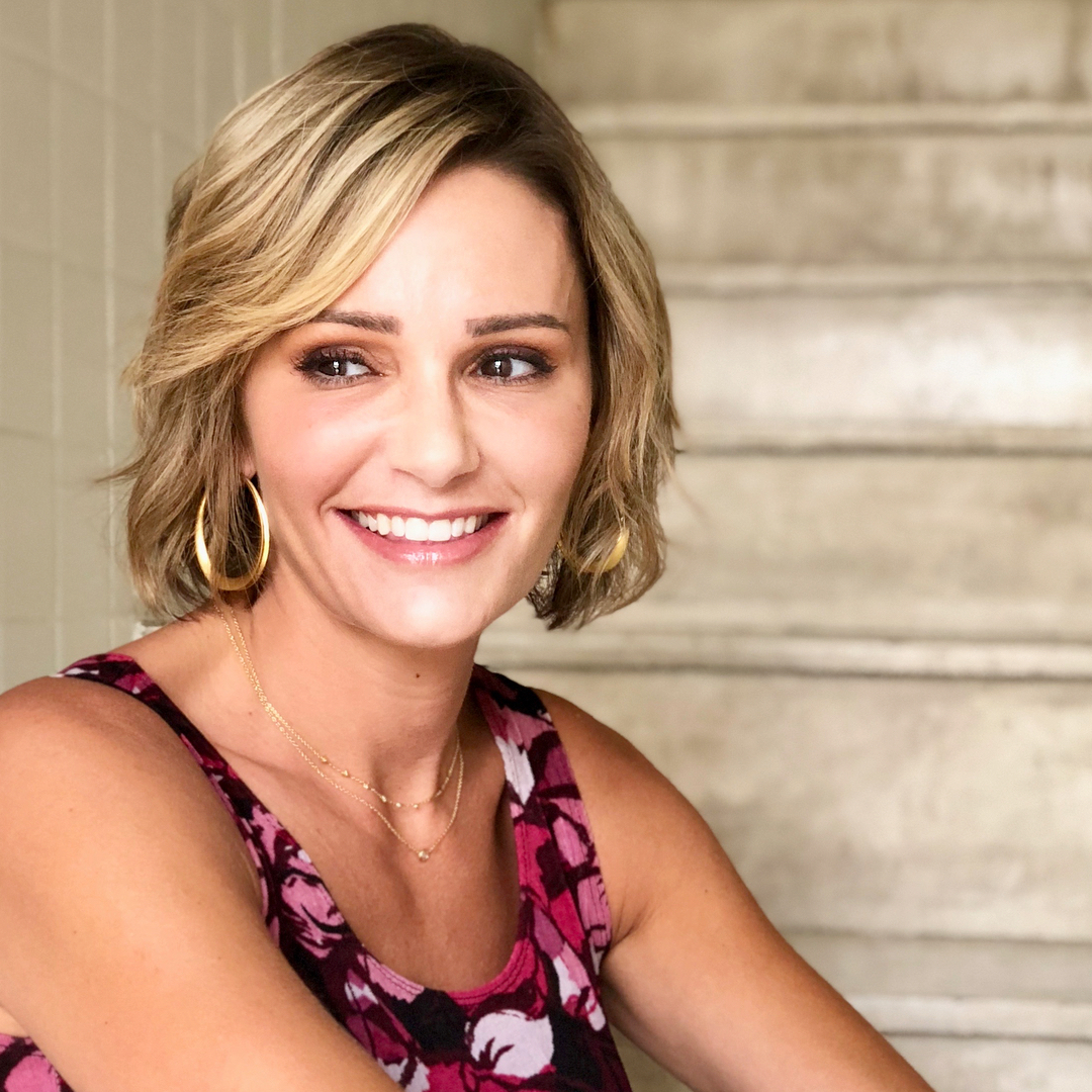 Krótki blond bob z miękkim przodem Krótki blond bob z boczną grzywką i delikatnymi falami