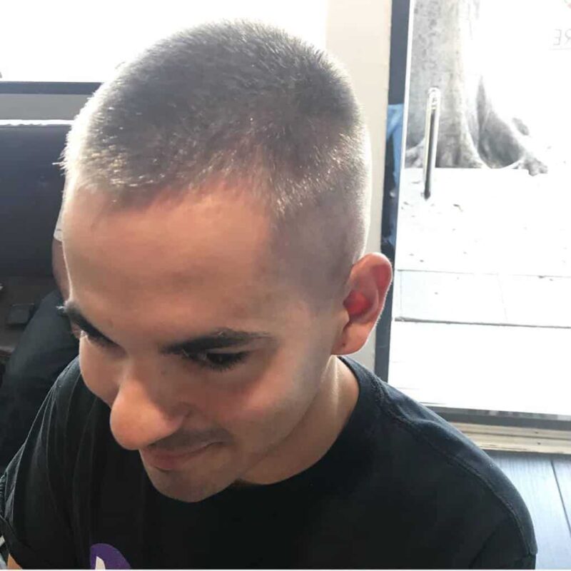 Siwy buzz cut z krótkimi bokami Bardzo krótka męska fryzura buzz cut z siwą górą i fade