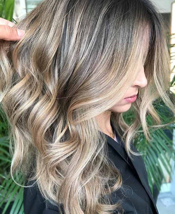 Najlepsze pomysły na ciemny blond włosy na 2021 rok
