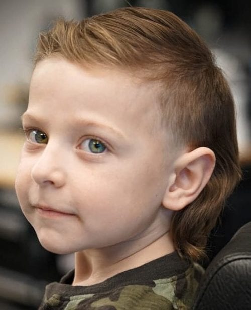 Mullet dla chłopca z dłuższym tyłem Chłopięca fryzura mullet z krótkimi bokami i dłuższymi włosami na karku