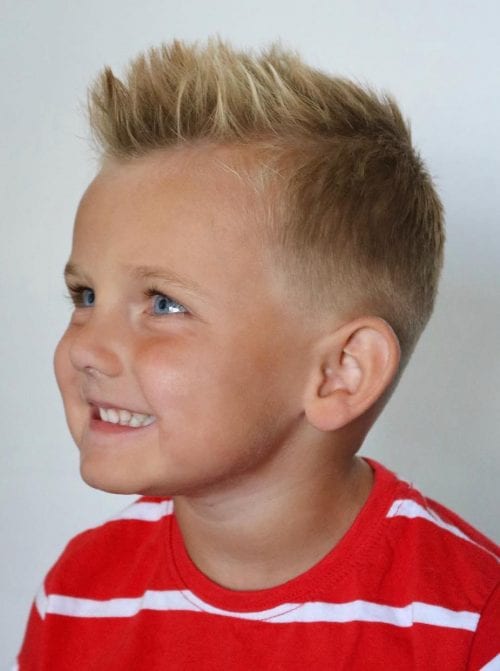 Blond irokez z krótkimi bokami Krótka blond fryzura chłopięca z postawioną górą i fade
