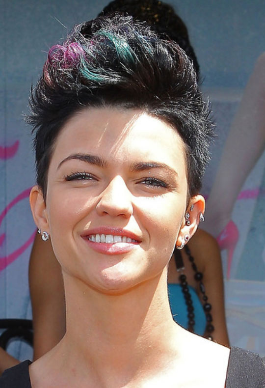 Kolorowy faux hawk z kontrastowymi refleksami Krótka fryzura faux hawk z ciemną bazą i kolorowymi pasemkami