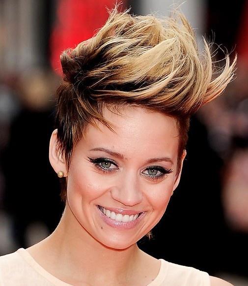 Blond faux hawk z ciemniejszą nasadą Krótka blond fryzura faux hawk z ciemną nasadą i uniesioną grzywką
