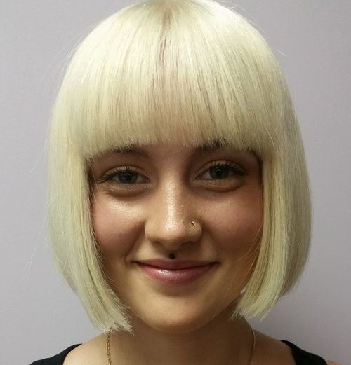 Blond bob z równą grzywką Krótki jasny bob z pełną prostą grzywką