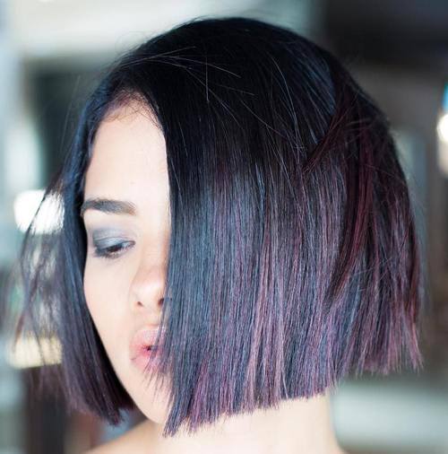 Czarny blunt bob z fioletowymi refleksami Czarny prosty bob z fioletowym połyskiem