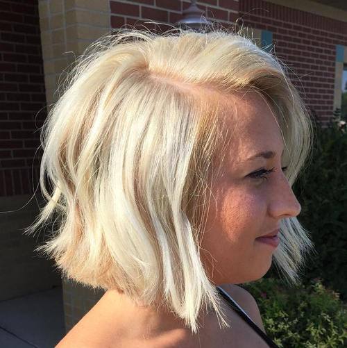 Swobodny krótki blond bob Krótki blond bob z lekkimi falami i naturalną objętością