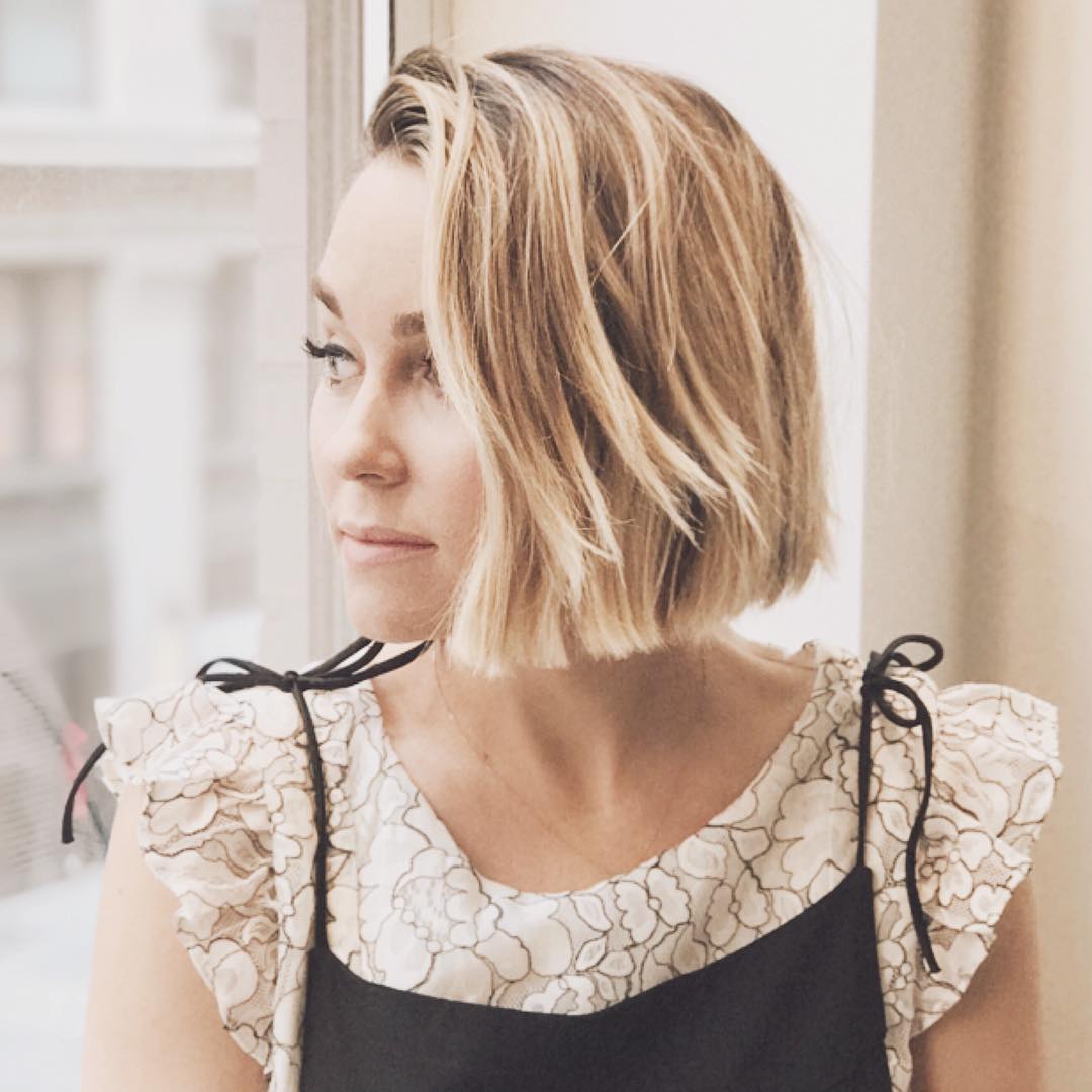 Blond bob z miękkimi falami Krótki blond falowany bob z bocznym przedziałkiem