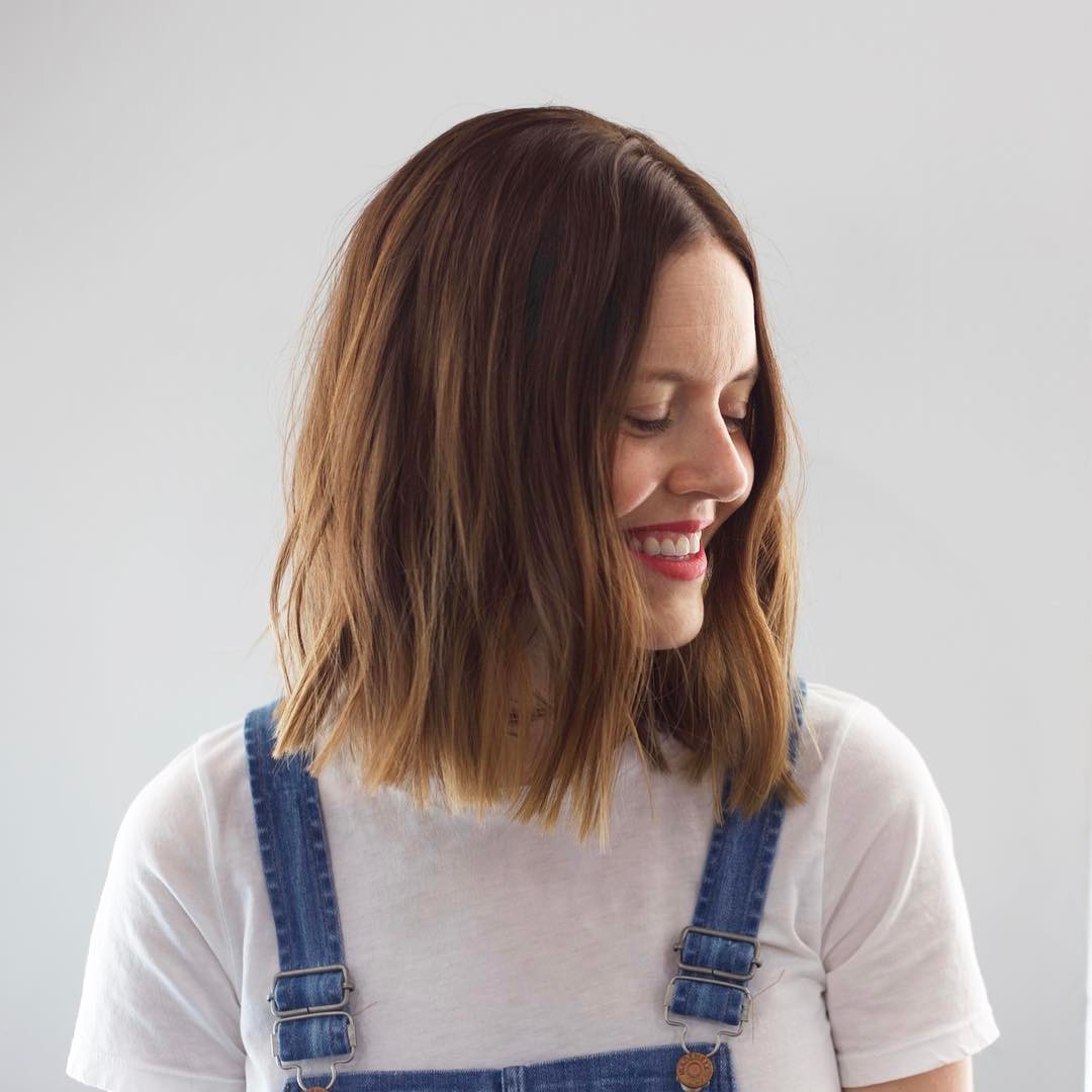 Brązowy falowany blunt lob Brązowy falowany long bob z prostą linią końcówek