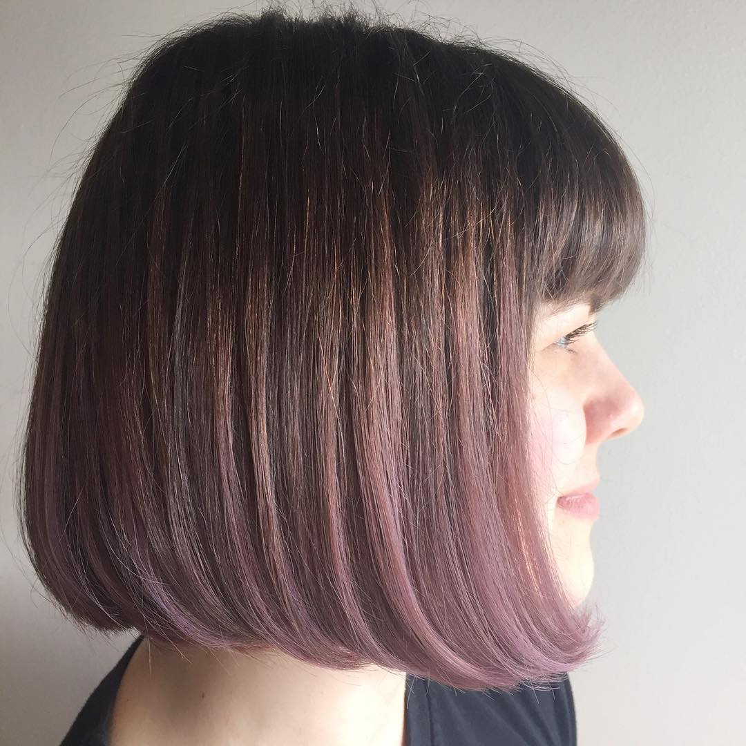 Czarny bob z liliowym ombre Ciemny bob z grzywką i fioletowymi końcówkami