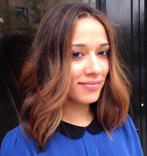 Brązowy blunt lob z falami Brązowy falowany long bob z równą linią do ramion