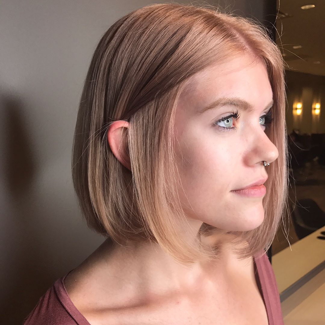 Brązowy bob z subtelnym balayage Brązowy prosty bob z jasnym balayage przy końcówkach