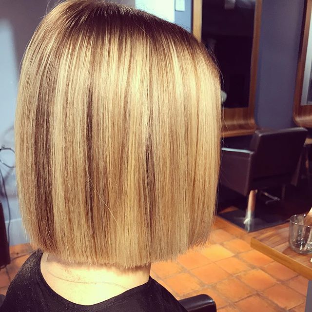 Blond bob z pełną linią z tyłu Blond bob z pasemkami pokazany od tyłu
