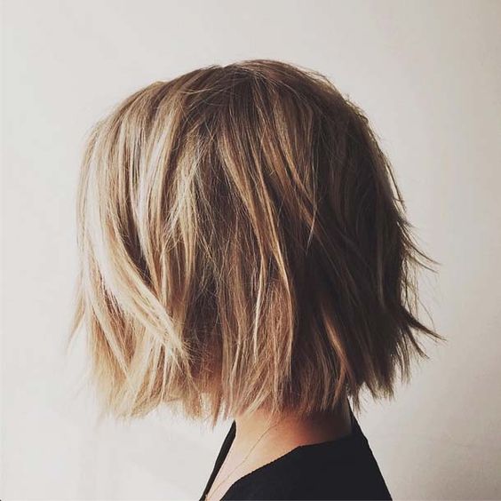 Brązowo-blond bob z pełną linią Brązowy bob z blond końcówkami i lekko postrzępioną teksturą