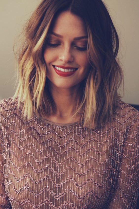 Blond bob z luźnymi falami Falowany blond bob do ramion z ciemniejszą nasadą