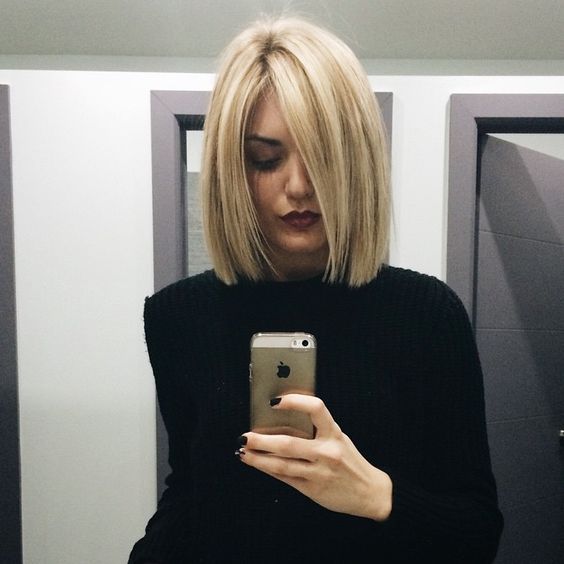 Prosty blond bob z długim przodem Gładki asymetryczny blond bob z długą grzywką