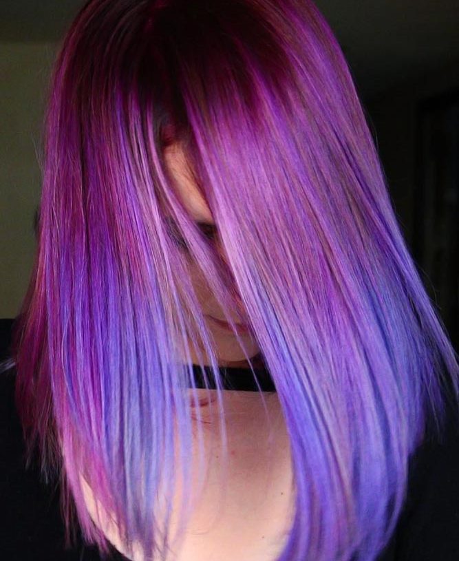 Odważne pomysły na ciemnofioletowy kolor włosów