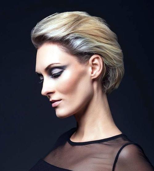 Krótkie pixie z blond i srebrnymi refleksami Krótka fryzura pixie z blond i srebrnymi pasmami zaczesanymi do tyłu