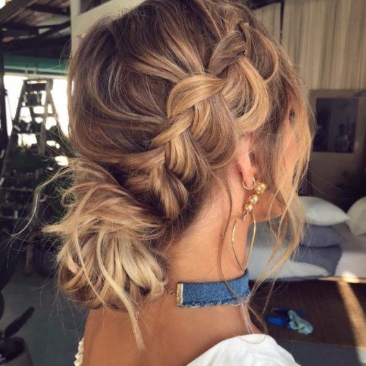 Blond niski kok z szerokim warkoczem Blond plecione upięcie ślubne z luźnym niskim kokiem