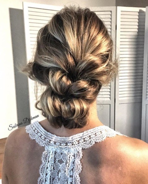 Eleganckie upięcie z plecioną górą Eleganckie plecione upięcie ślubne z włosami zebranymi z tyłu