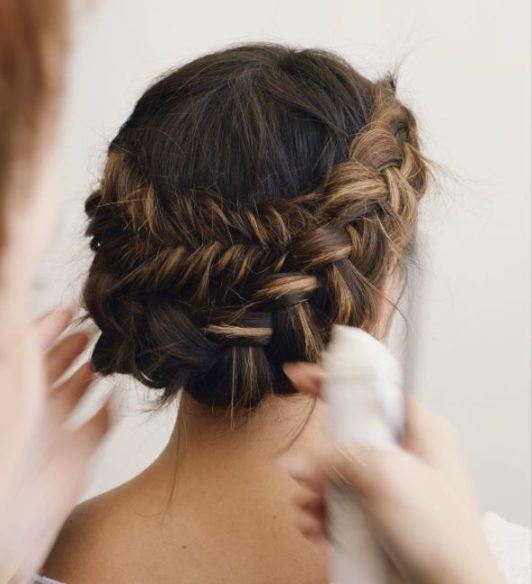 Blond półupięcie z warkoczem i falami Długie blond fale z plecionym półupięciem ślubnym