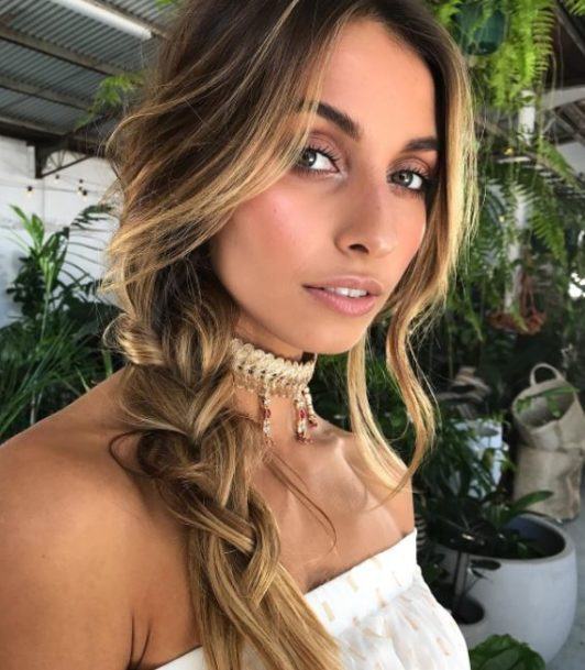Plecione upięcie z dużym kokiem Blond pleciony kok ślubny pokazany od tyłu