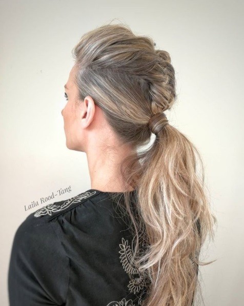 Luźny warkocz ślubny w stylu boho Ślubna fryzura boho z długimi włosami i luźnym warkoczem
