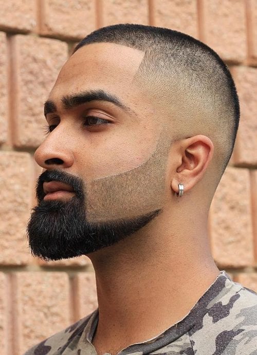 Buzz cut z geometryczną brodą Buzz cut z wysokim fade i precyzyjnie przystrzyżoną brodą